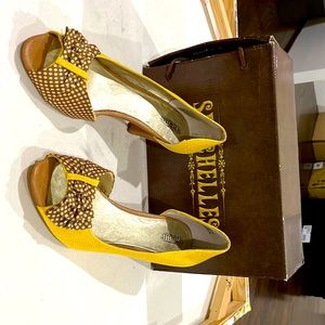 Yellow Seychelles women’s sandals size 9.5.